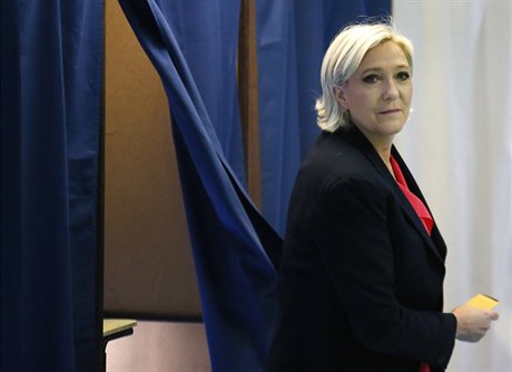 Marine Le Pen opouští plentu, za níž vhodila lístek do urny.