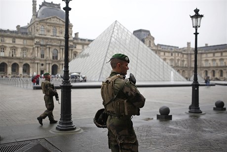 Francouztí vojáci hlídkují ped slavným muzeem Louvre.
