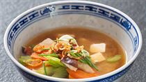 Najdete tu jak klasick asijsk recepty jako jsou nudle pad thai s kuecm...
