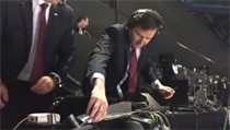 Robert Záruba opravuje mikrofon poté, co moc slavil vyrovnání v zápase MS v...