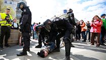 Policie pi zsahu na prvomjov demonstraci