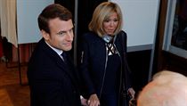 Emmanuel Macron s manelkou Brigitte Trogneuxovou pichzej volit.
