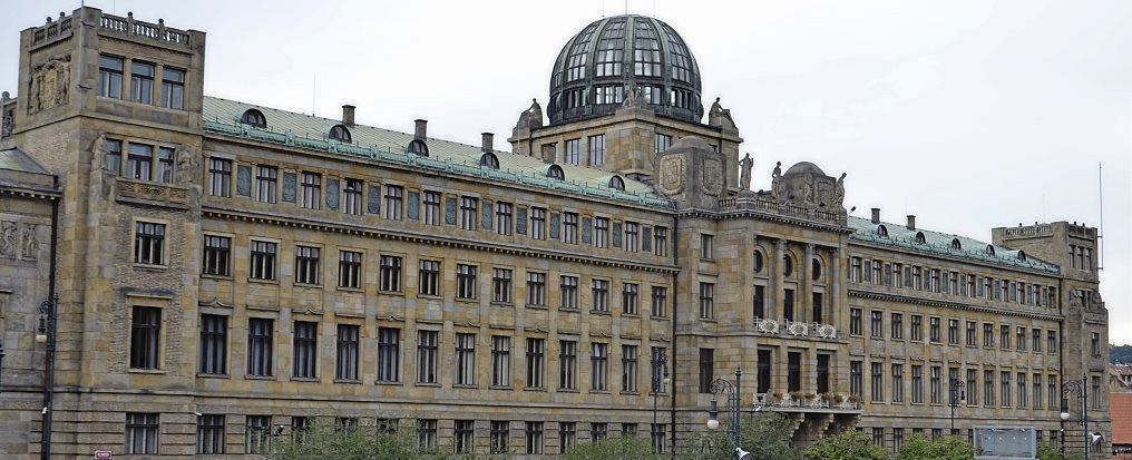 Pomník secese. Detail kupole s alegorickými pískovcovými sochami a zemskými...