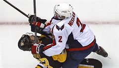 Matt Niskanen trefuje Sidneyho Crosbyho.