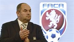 Český fotbal může vybřednout z bahna. Využije ji, nebo pustí k moci třeba Berbra?