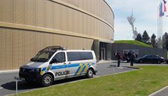Policejní vz stojí ped sídlem Fotbalové asociace R v Praze na Strahov, kde...