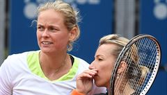 Zleva Anna-Lena Gröenefeldová a Kvta Peschkeová ve finále Prague Open.