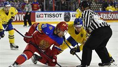 MS v hokeji 2017: Rus Vladislav Namestnikov v souboji s Williamem Nylanderem.