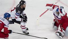 MS v hokeji 2017 - �R vs. Kanada: zleva Jakub Krej�ík, Brayden Point z Kanady a...