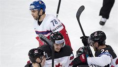 MS v hokeji 2017 - R vs. Kanada: Robin Hanzl míjí slavící kanadské hráe.