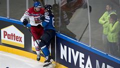 MS v hokeji 2017, Finsko vs. esko: Tomá Zohorna a Julius Honka.