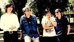 Thurston Moore Band (zleva James Sedwards, Thurston Moore, Debbie Googe, Steve...