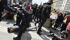 Tkoodnci v Brn oddlili píznivce krajní pravice a antifaisty po násilných...