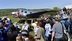 Lidé si prohlíí 1. kvtna v Otrokovicích na Zlínsku historický letoun Lockheed...