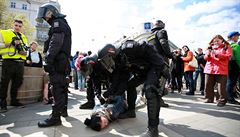 Policie pi zásahu na prvomájové demonstraci
