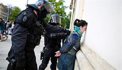 Policie pi zásahu na prvomájové demonstraci