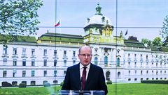 Premiér Bohuslav Sobotka pi oznámení, e vláda podá demisi do rukou prezidenta.