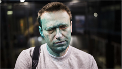Ruský aktivista Alexej Navalnyj po útoku chemikálií