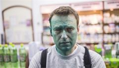 Navalnyj odletěl do Španělska kvůli vyšetření zraněného oka