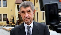 Andrej Babiš odpovídá na dotazy novinářů před Pivovarským dvorem v Plzni