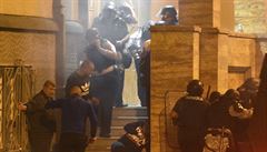 Policie zasahovala u makedonského parlamentu, pouili i granát se slzným plynem.