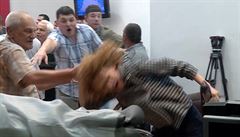 Vicepremierku Radmila ekerinskou napadl jeden mu v davu pímo v parlamentu.