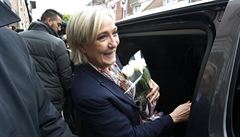 Marine Le Pen ped odjezdem do Paíe v den druhého kola voleb.