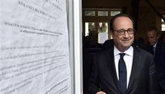 Francouzský prezident Francois Hollande pi odchodu z volební místnosti.