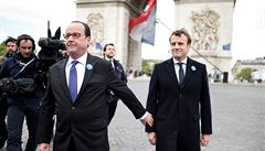 Odcházející francouzský prezident Hollande a jeho nastupující protjek Macron...