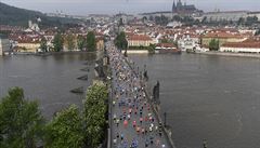 Bci Praského maratonu pebíhali i pes Karlv most.