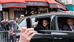 Emmanuel Macron na cest do svého volebního tábu.