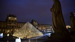 Bývalý královský palác Louvre a podporovatelé Emmanuela Macrona na jeho...