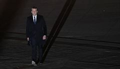 Nový prezident Emmanuel Macron pichází na podium u pyramidy Louvru.