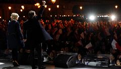 Emmanuel Macron se svou enou dkují svému publiku.