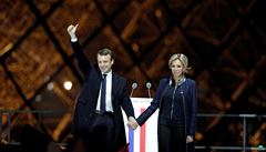 Francouzský prezident Macron se svou enou.