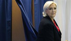 Marine Le Pen opouští plentu, za níž vhodila lístek do urny. | na serveru Lidovky.cz | aktuální zprávy