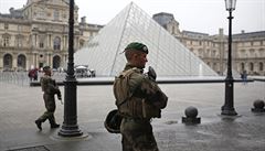 Francouztí vojáci hlídkují ped slavným muzeem Louvre.