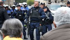 Francouzské volby se odehrávají pod dohledem desítek tisíc policist a voják.