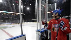 Tomá Plekanec pichází na trénink, ke kterému etí hokejoví reprezentanti...
