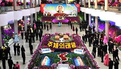 Atmosféru na výstav kimirsenií dotváely obrazy prezidenta Kim Ir-sena.