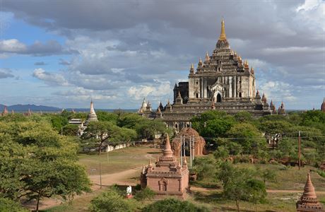Ananda chrm, Bagan, Barma. Vce ne 4 000 chrm a stp z 11. a 13. stolet...