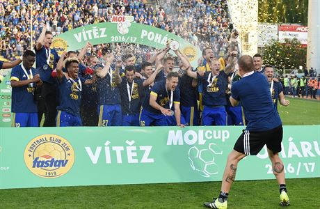 Po výhe v MOL Cupu se fotbalisté Zlína radují z dalího triumfu.