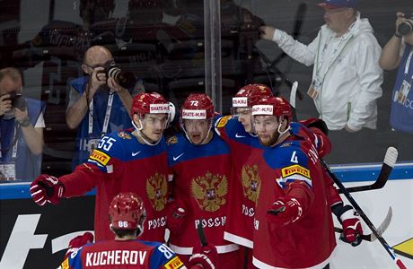 MS v hokeji 2017, Rusko vs. esko: Artmij Panarin (druhý zleva) z Ruska...