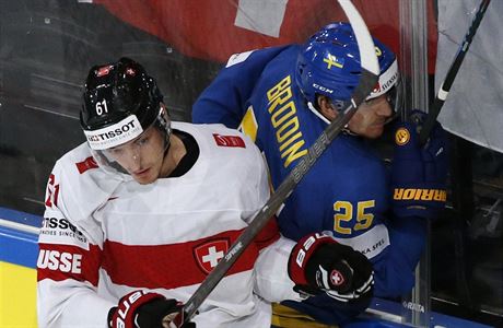 MS v hokeji 2017, výcarsko vs. védsko: souboj u mantinelu.