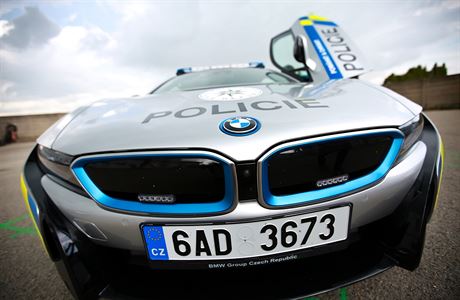 Jihomoravt policist poprv vyzkoueli hybridn BMW i8 za tyi miliony korun.