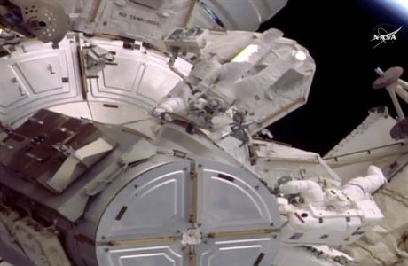 Výstup dvou amerických astronaut z Mezinárodní vesmírné stanice (ISS) do...