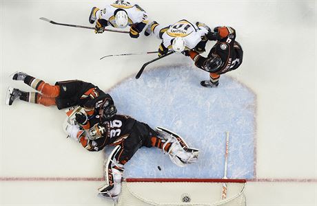 Nashville Predators dávají vítzný gól na brankáe Anaheim Ducks Johna Gibsona.