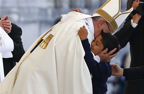 Pape Frantiek zdraví dít ve svatyni Panny Marie ve Fátim.