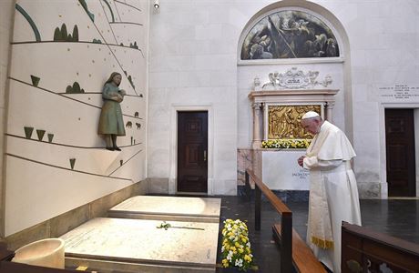 Pape Frantiek se modlí u hrobu dvou malých pastýk...