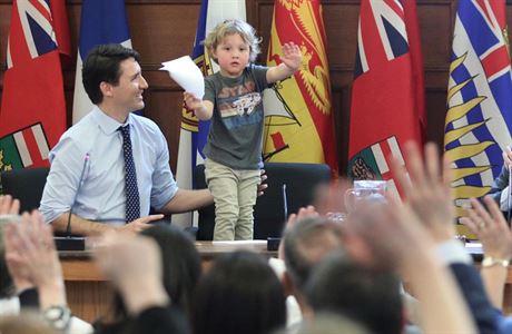 Pedseda kanadsk vldy Justin Trudeau se svm synem v kanceli.